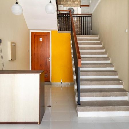 Reddoorz Syariah @ Kebraon Hotel Сурабая Екстериор снимка