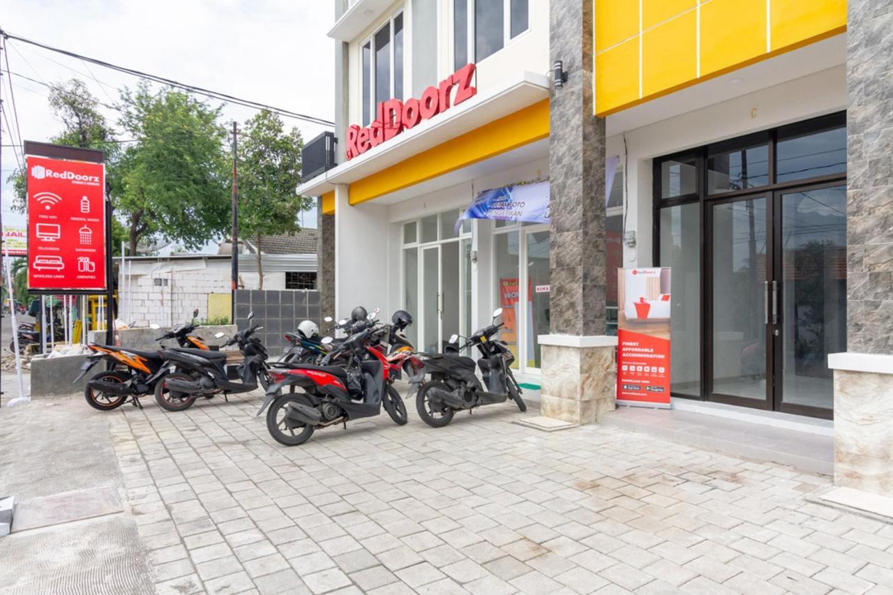 Reddoorz Syariah @ Kebraon Hotel Сурабая Екстериор снимка